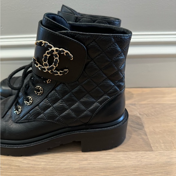 Chanel Shiny Lambskin Chain Detail Quilted Combat Boots 39.5 Excellent Condition - Picture 4 of 10